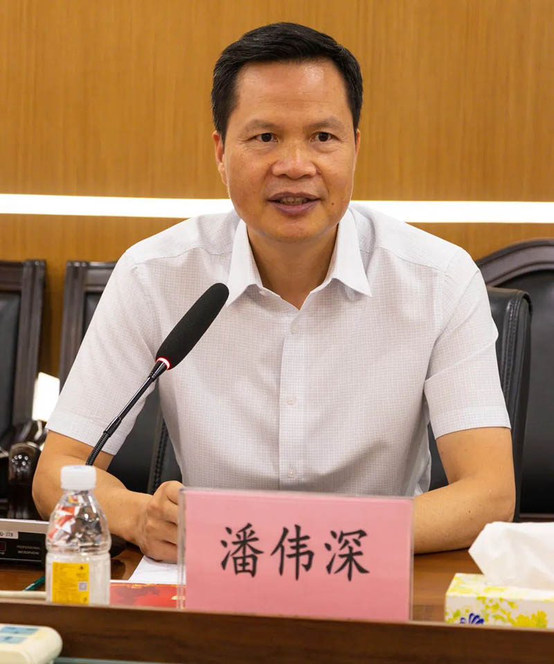 座谈会上,潘董介绍了华昌集团的经营与生产情况,反映了企业的困难与需求。